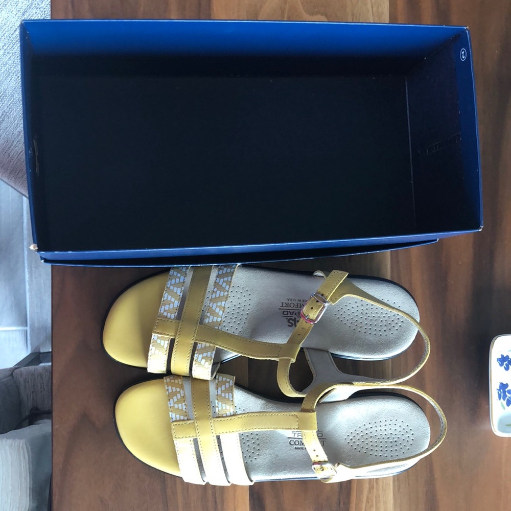 Pair of SAS Sandals size 9M. New in its box. Color yellow